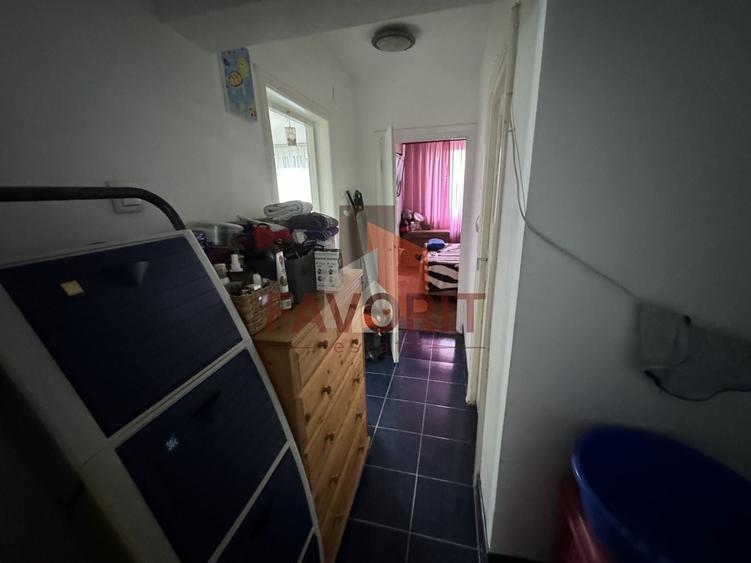 Apartament cu 3 camere semidecomandat, mobilat în Circumvalațiunii