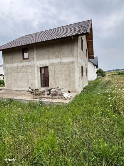 Casă cu 4 camere în Roșu