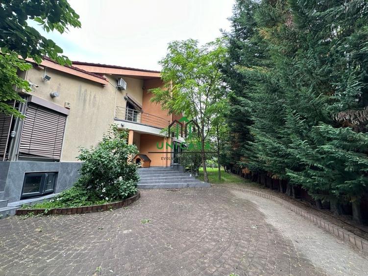 Casă individuală cu 10 camere cu Canalizare în Bujoreni