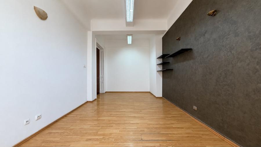 Apartament cu 6 camere decomandat în Cișmigiu
