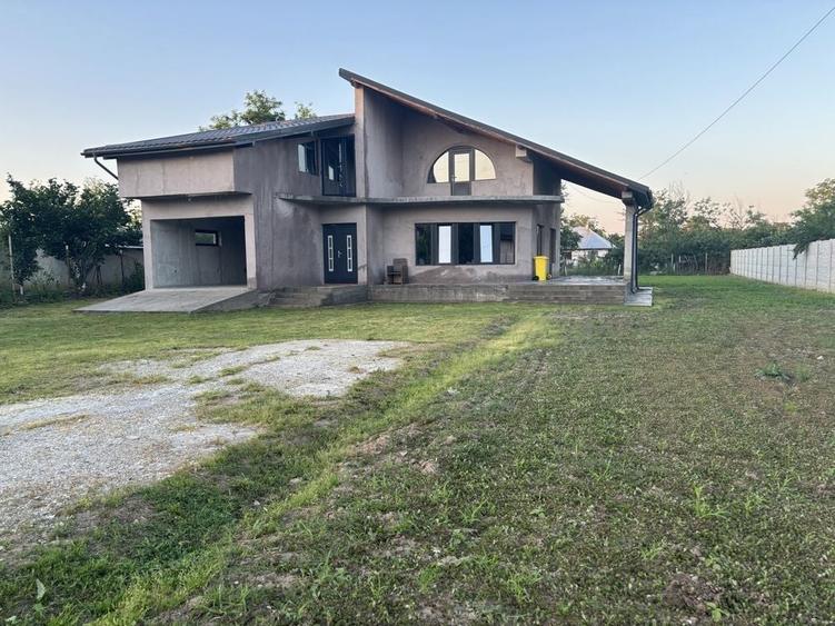 Casă cu 4 camere cu Teren 1600 Mp în Ciochina