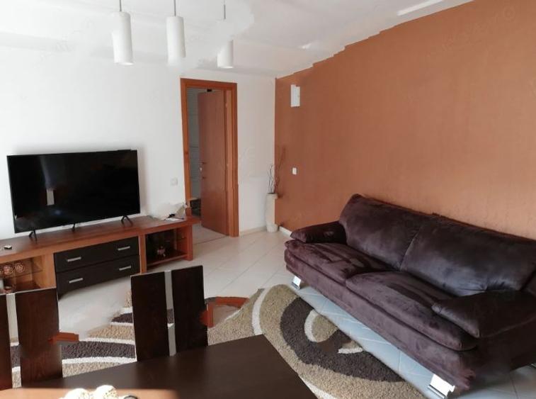 Apartament cu 3 camere semidecomandat în P-ța Muncii