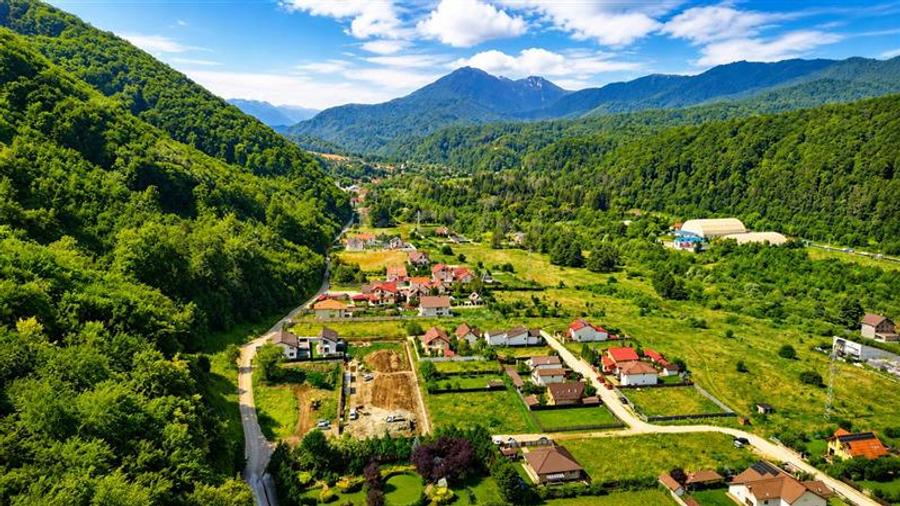 Casă individuală cu 9 camere cu Teren 843 Mp în Exterior Est