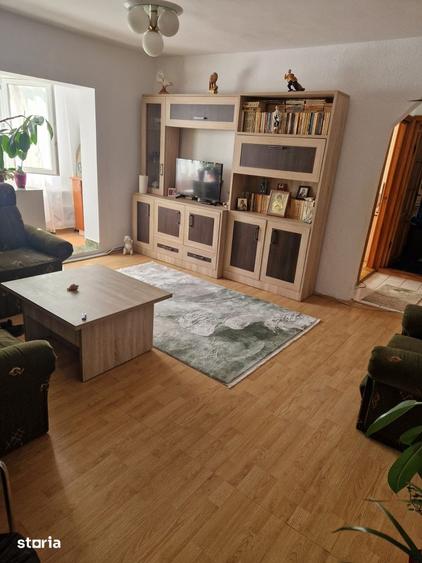 Apartament cu 3 camere semidecomandat în Central