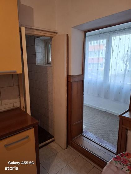 Apartament cu 3 camere decomandat în Tractorul