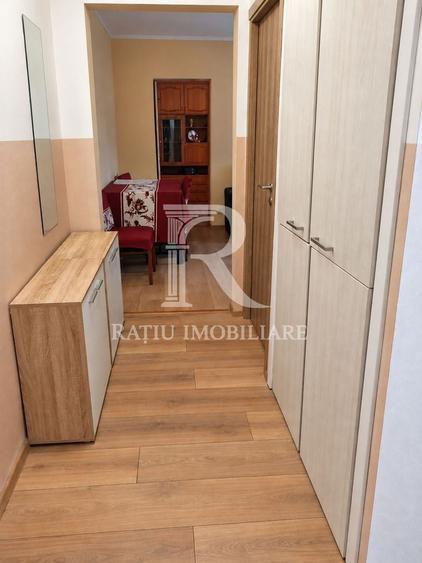 Apartament cu 3 camere semidecomandat, mobilat în Central