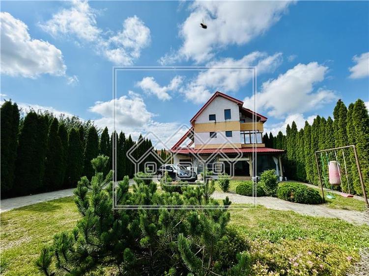 Casă individuală cu 7 camere cu Canalizare în Șelimbăr