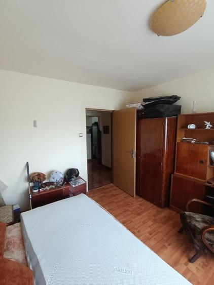 Apartament cu 3 camere decomandat, mobilat în Cetate