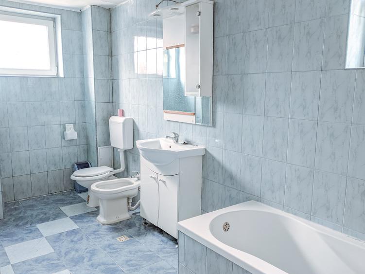 Casă individuală cu 10 camere cu Teren 600 Mp în Baciu