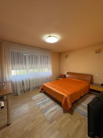 Casă individuală cu 7 camere cu Canalizare în Săsar