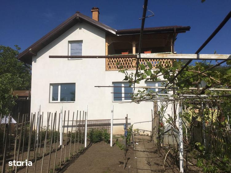 Casă cu 10 camere cu Teren 1087 Mp în Poienari
