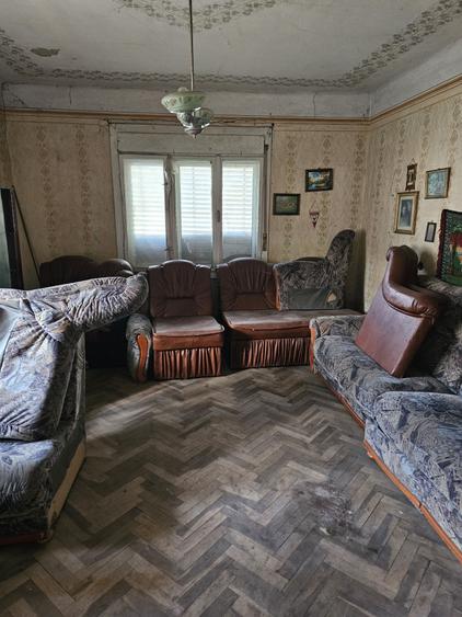 Casă cu 4 camere în Cuvin