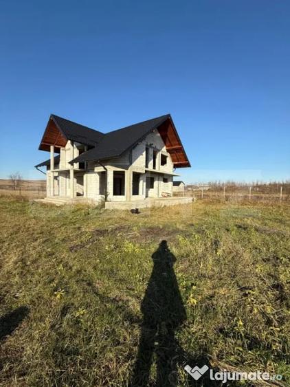 Casă cu 5 camere cu Teren 1200 Mp în Central
