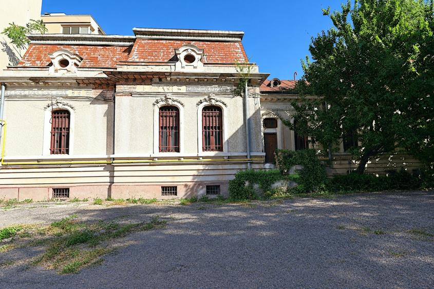 Casă cu 10 camere cu Teren 362 Mp în P-ța Romană