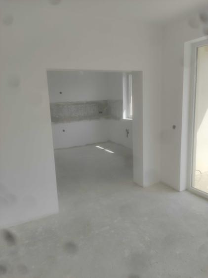 Casă cu 4 camere în Păulești