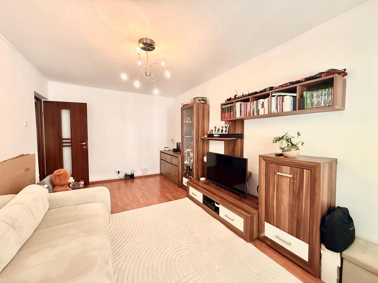 Apartament cu 3 camere, mobilat în Nicolina