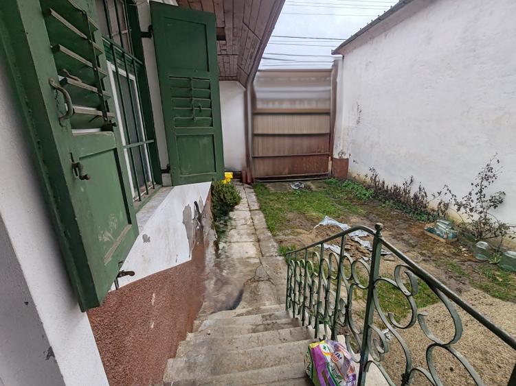 Casă individuală cu 4 camere cu Canalizare în Central