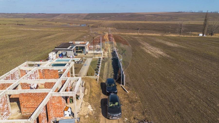 Teren agricol extravilan de 13500 mp, în Voinești
