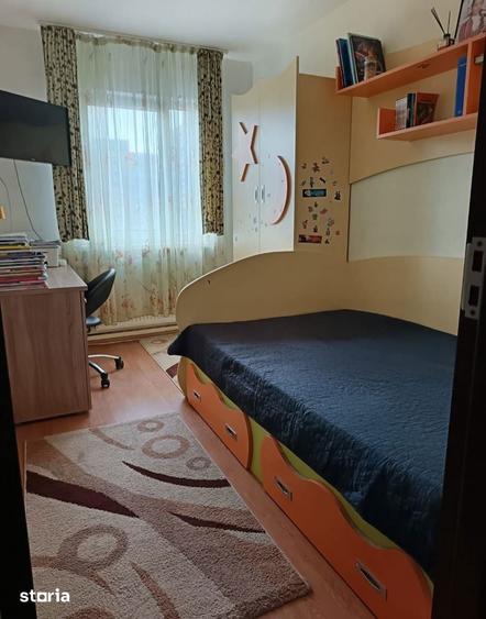 Apartament cu 3 camere semidecomandat în Calea București