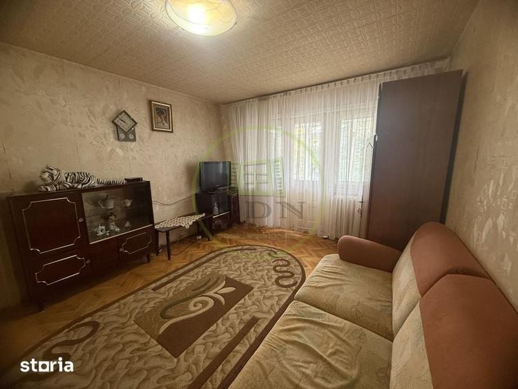 Apartament cu 3 camere semidecomandat în Craiovița Nouă