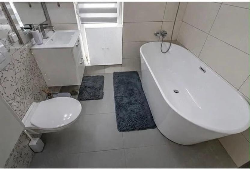 Apartament cu 2 camere semidecomandat în P-ța Doina
