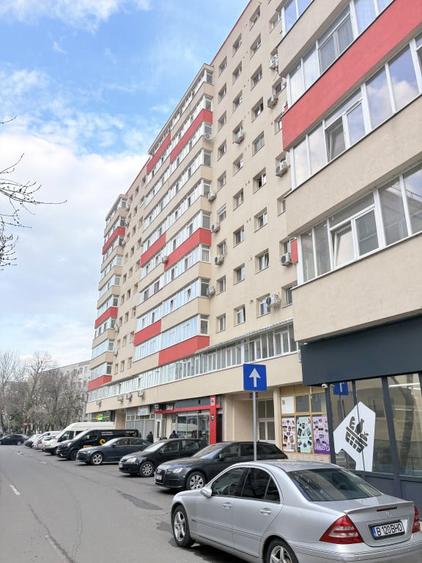Apartament cu 3 camere semidecomandat în Berceni