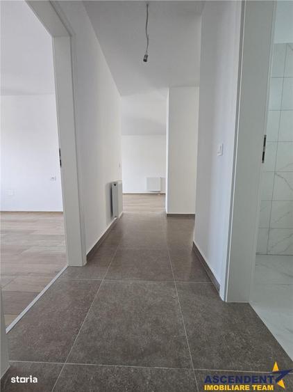 Apartament cu 3 camere decomandat în Tractorul