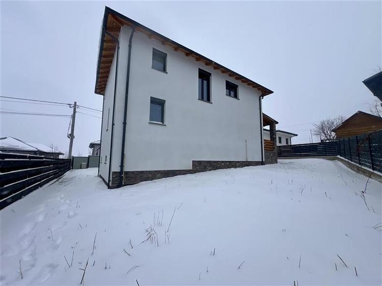 Casă individuală cu 6 camere cu Garaj în Valea Adâncă