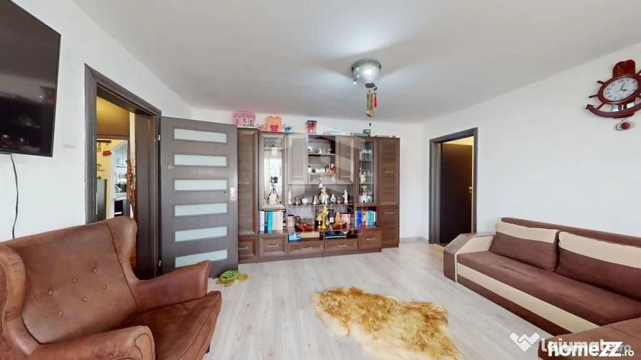 Apartament cu 3 camere semidecomandat în Colentina