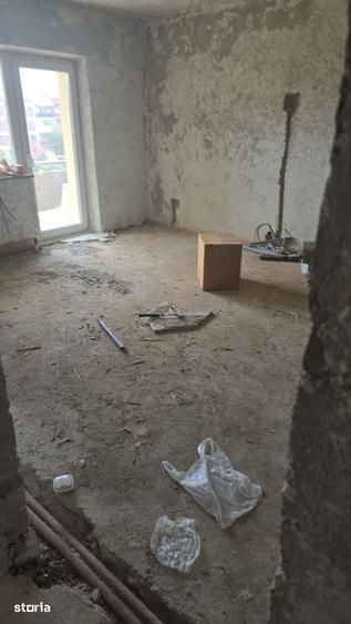 Apartament cu 4 camere decomandat în Micro 16