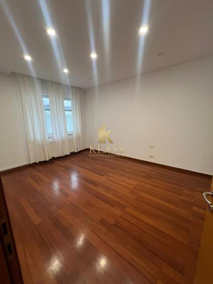 Apartament cu 5 camere decomandat în Primăverii