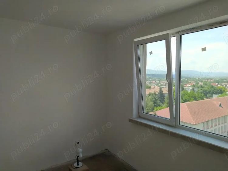 Apartament cu 3 camere semidecomandat în Onești