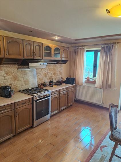 Casă cu 4 camere în Pleșoiu