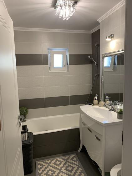 Apartament cu 4 camere decomandat în Central