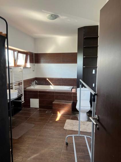 Casă cu 4 camere cu Teren 500 Mp în Central