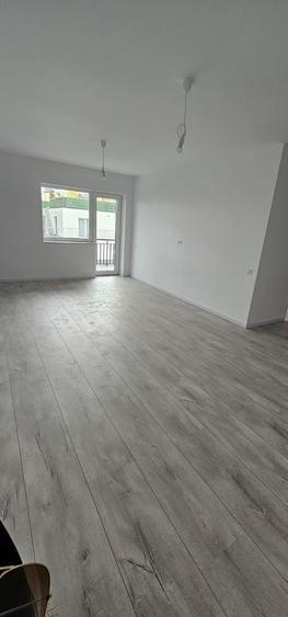 Apartament cu 2 camere decomandat în Tractorul