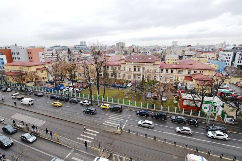 Apartament cu 3 camere semidecomandat în Victoriei