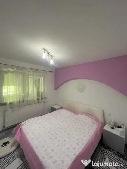 Apartament cu 3 camere decomandat, mobilat în Hotvon