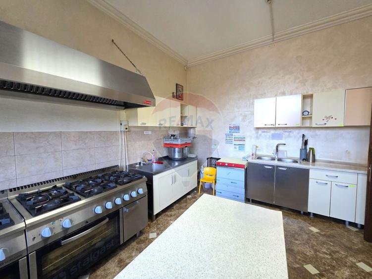 Casă individuală cu 10 camere cu Teren 900 Mp în 23 August