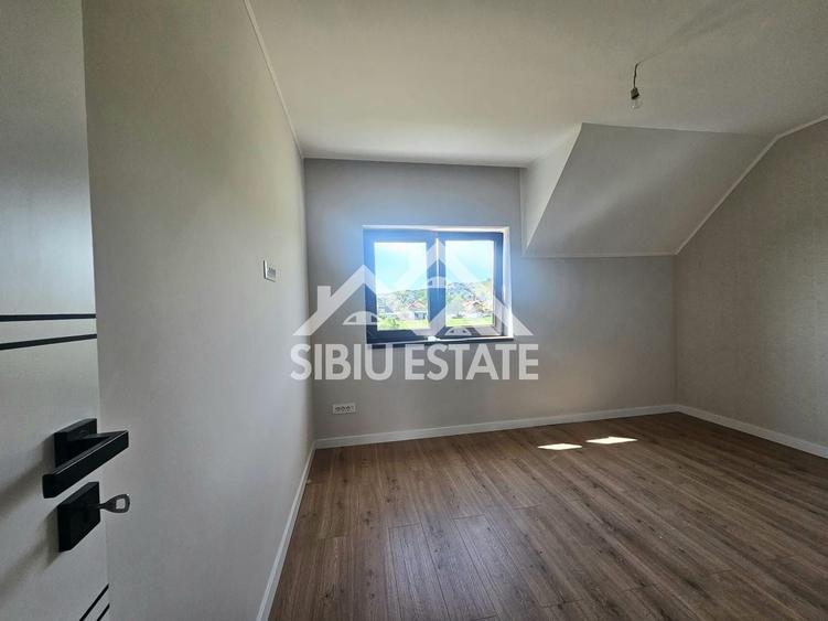 Duplex cu 4 camere cu Canalizare în Șura Mare