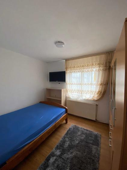 Ofer spre inchiriere apartament 2 camere, semidecomandat, zona Zamca, utilat, centrala termica, termopane, etaj 1. Pret 300 euro + o garantie. - 6