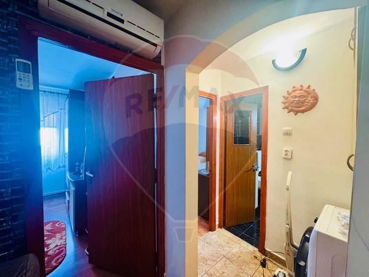 Apartament cu 4 camere decomandat, mobilat în Craiovița Nouă