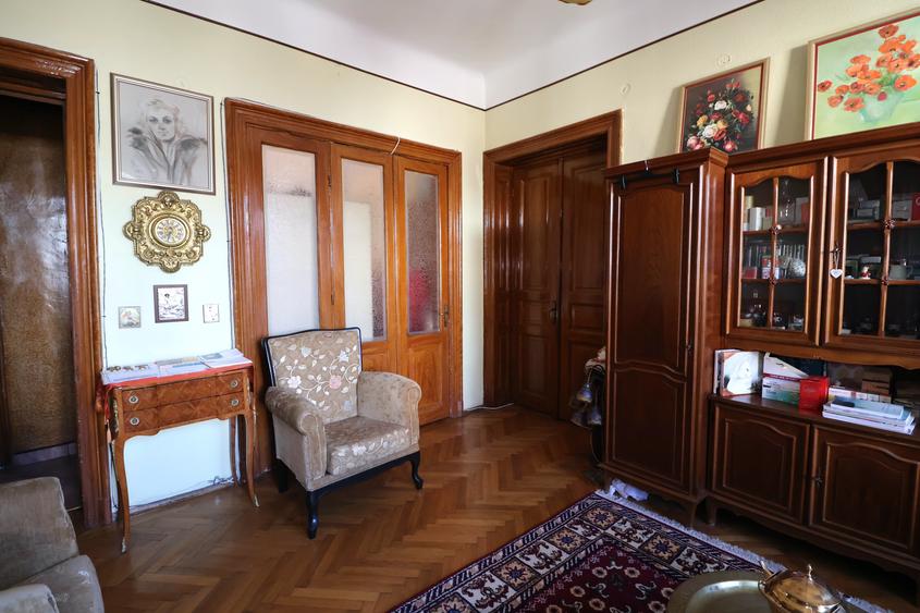Apartament cu 3 camere semidecomandat în P-ța Romană