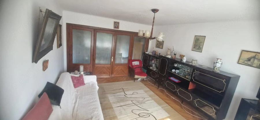 Apartament cu 3 camere decomandat în Est