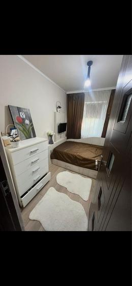 Apartament cu 3 camere semidecomandat în 1 Mai