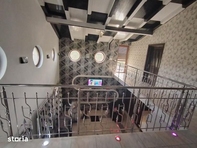 Casă cu 7 camere cu Teren 527 Mp în Valea Rosie