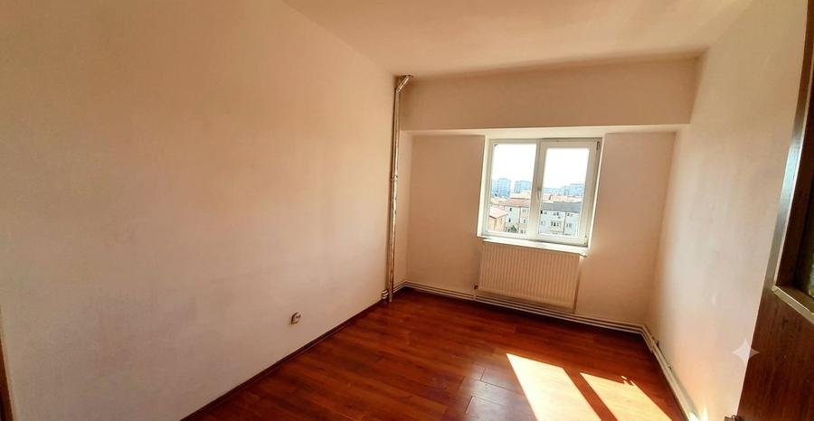 Apartament cu 4 camere decomandat în Poarta 6