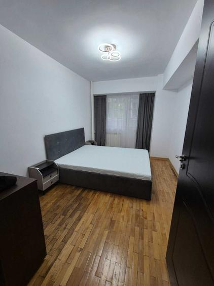 Apartament cu 3 camere semidecomandat în Central