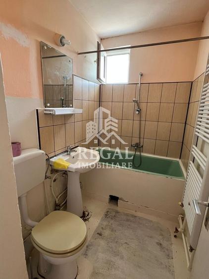 Apartament cu 3 camere semidecomandat în Central