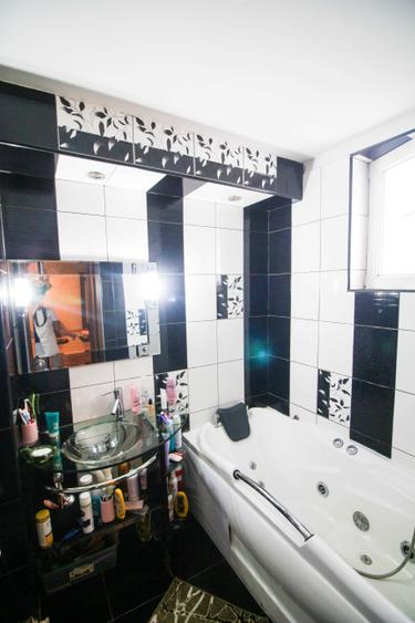 Apartament cu 3 camere decomandat în Teiș